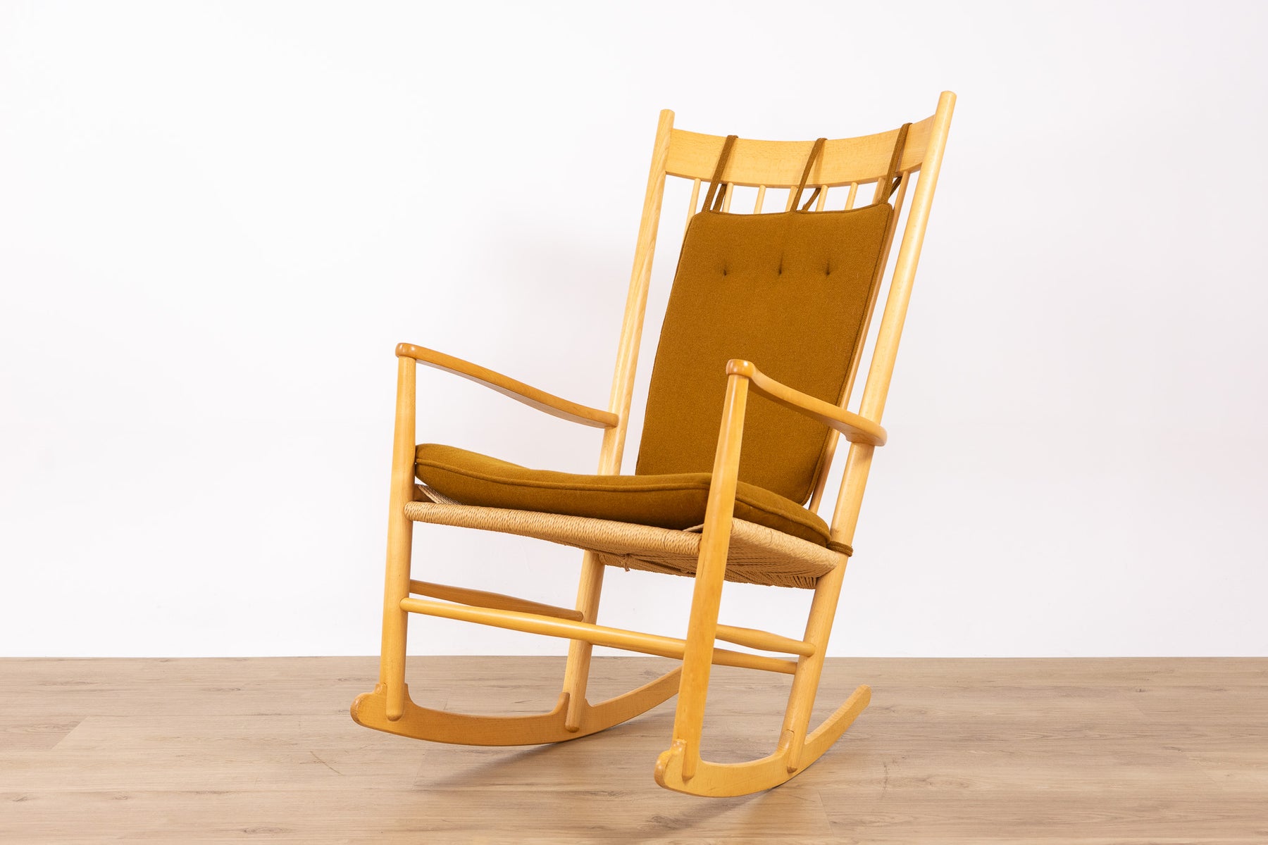 Hans Wegner J16 Beech Rocking Chair - (D1677)
