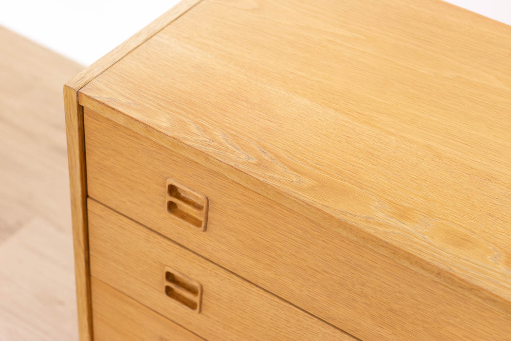 Danish Mid-Century Oak Dresser - (327-023)