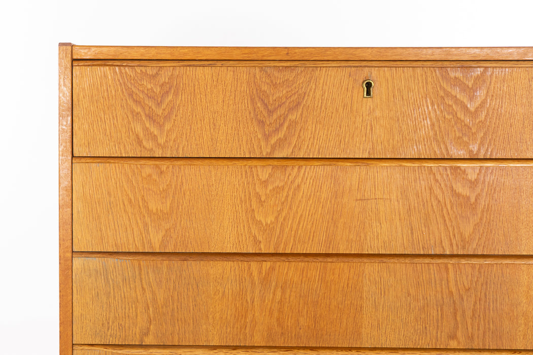 Danish Mid Century Oak Dresser - (327-177)