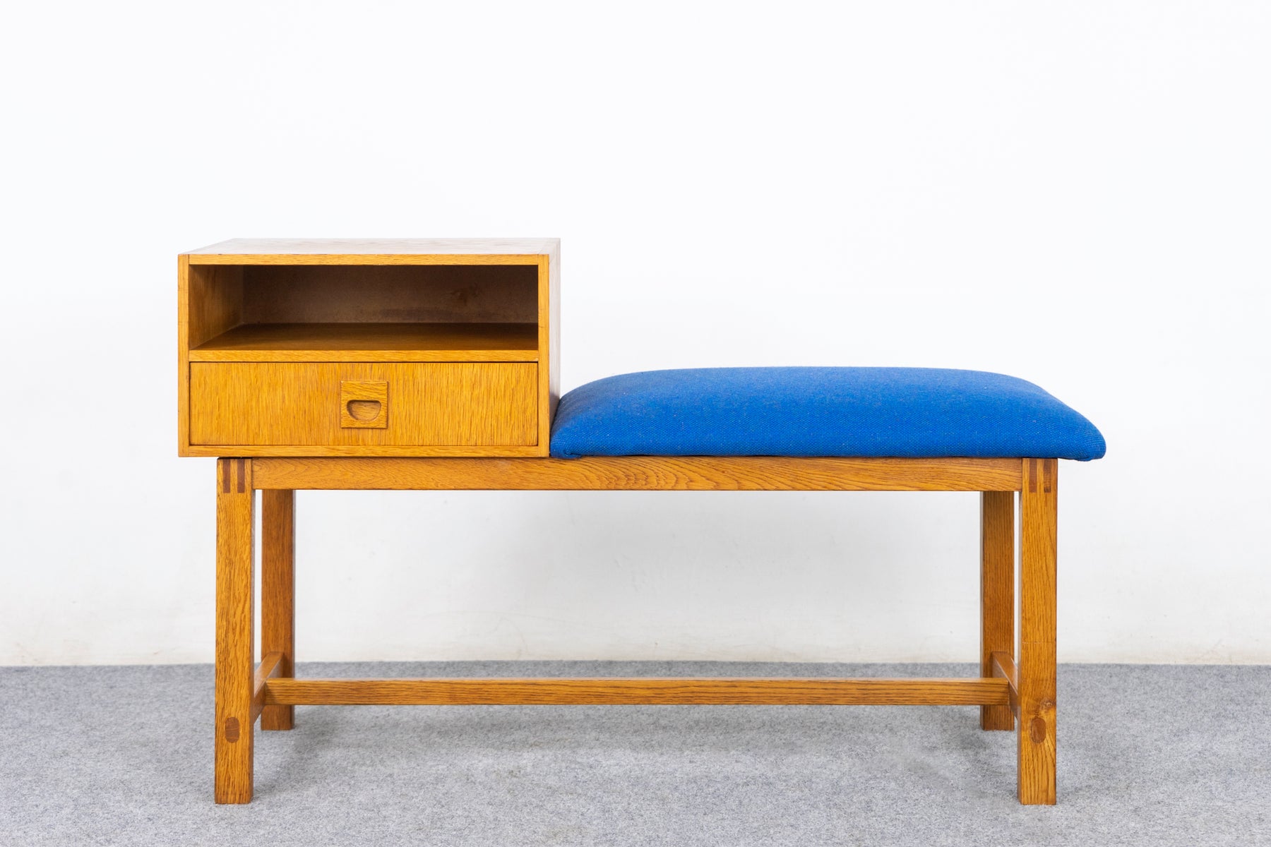 Danish Mid-Century Oak Bench - (325-280.2)