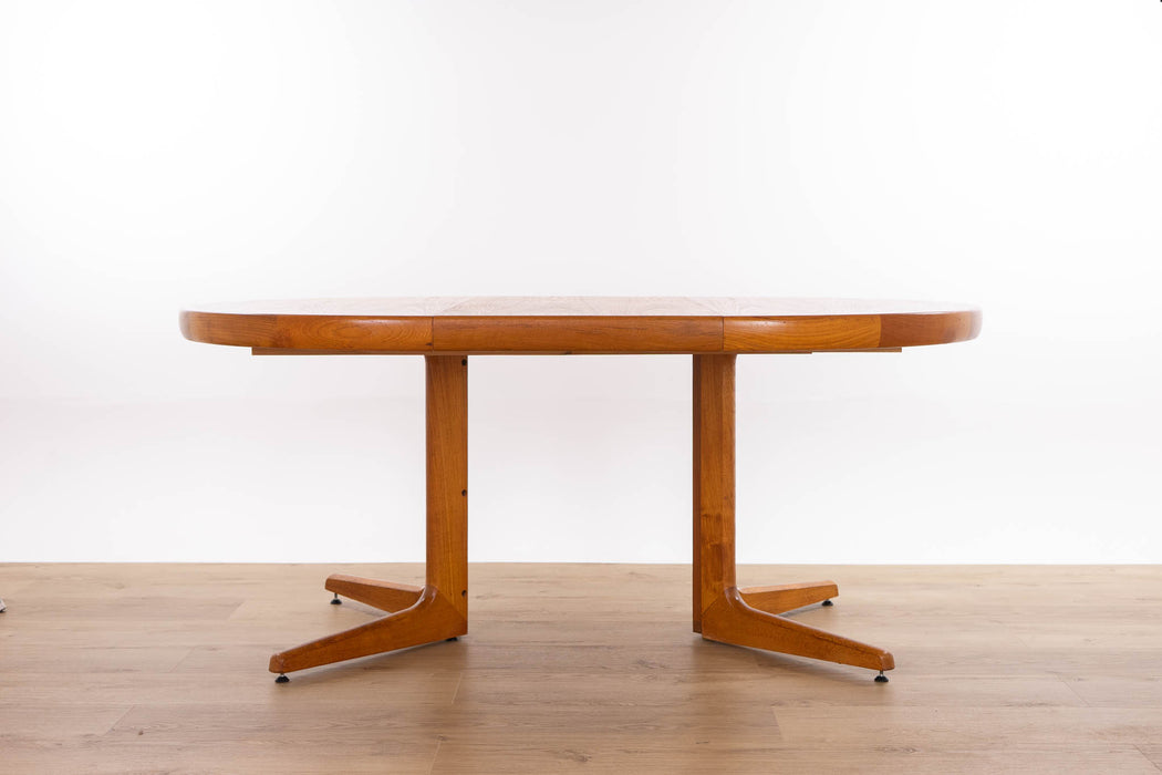 Mid-Century Modern Round Teak Dining Table - (D1626)