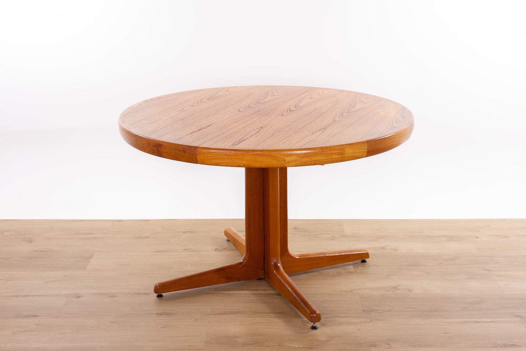 Mid-Century Modern Round Teak Dining Table - (D1626)