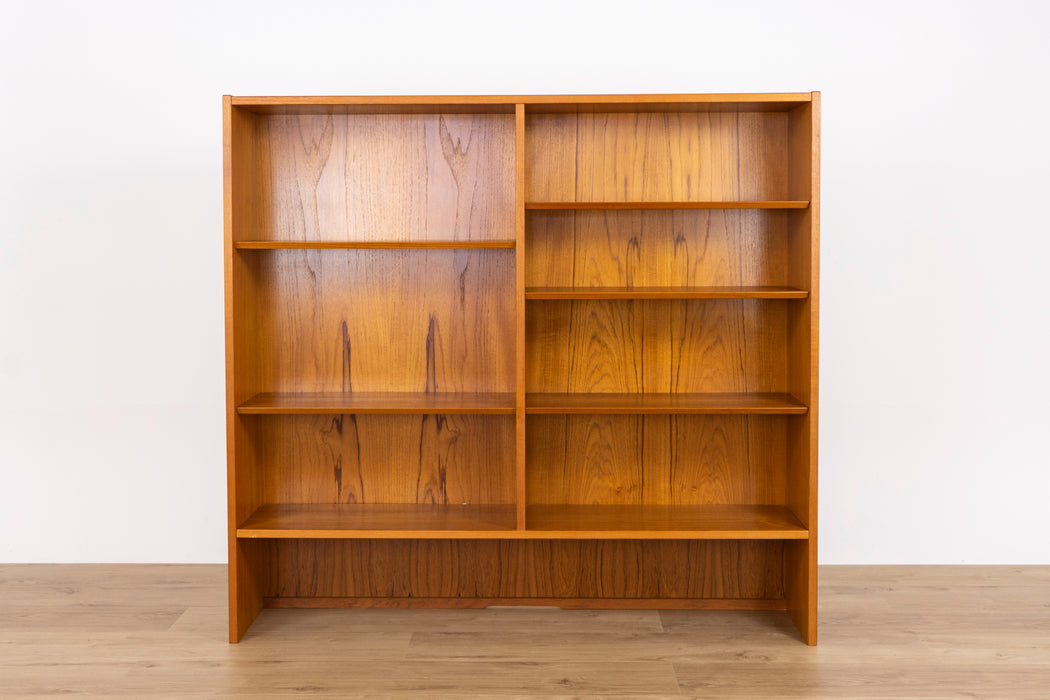 Danish Modern Teak Bookcase/Cabinet by Hundevad - (D1539)