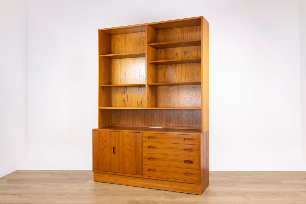 Danish Modern Teak Bookcase/Cabinet by Hundevad - (D1539)