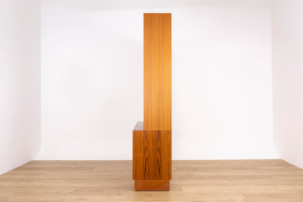 Danish Modern Teak Bookcase/Cabinet by Hundevad - (D1539)