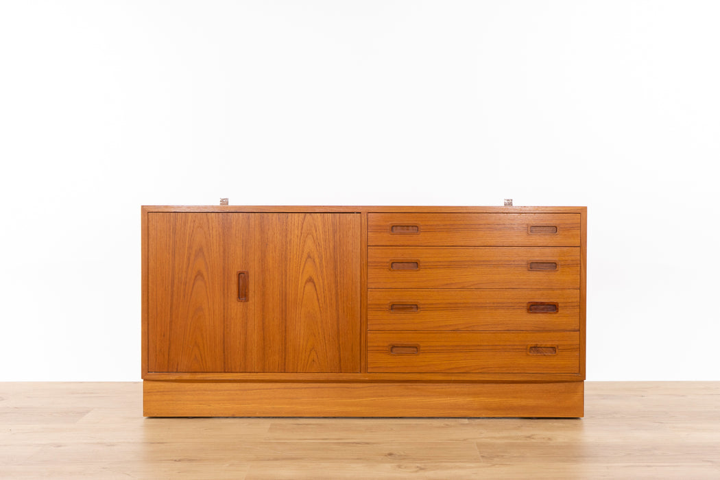 Danish Modern Teak Bookcase/Cabinet by Hundevad - (D1539)