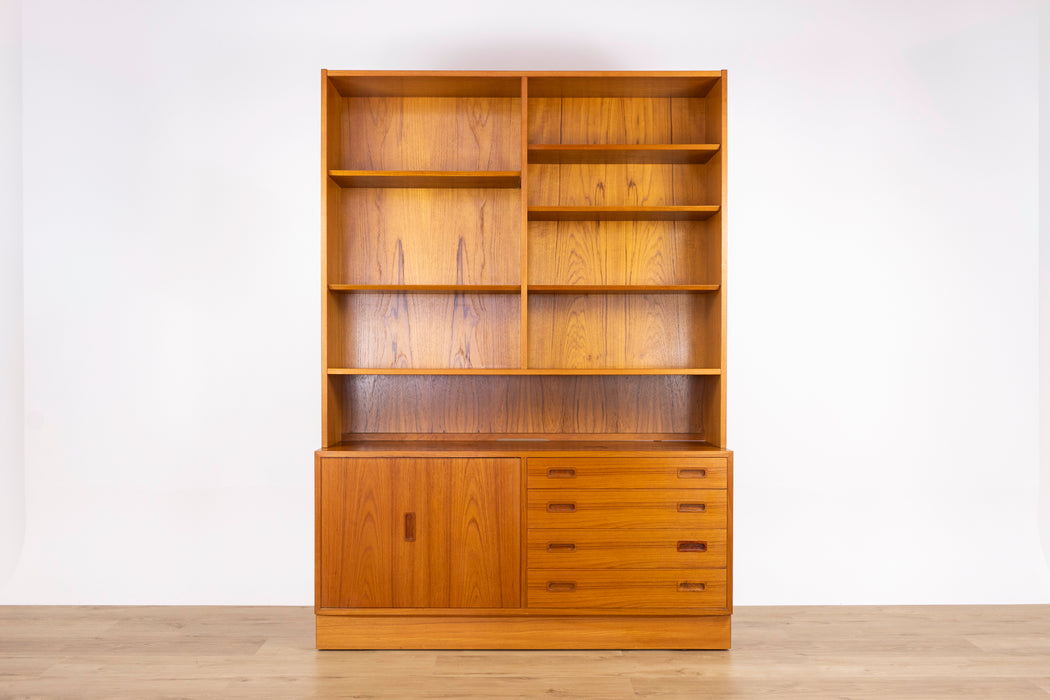 Danish Modern Teak Bookcase/Cabinet by Hundevad - (D1539)