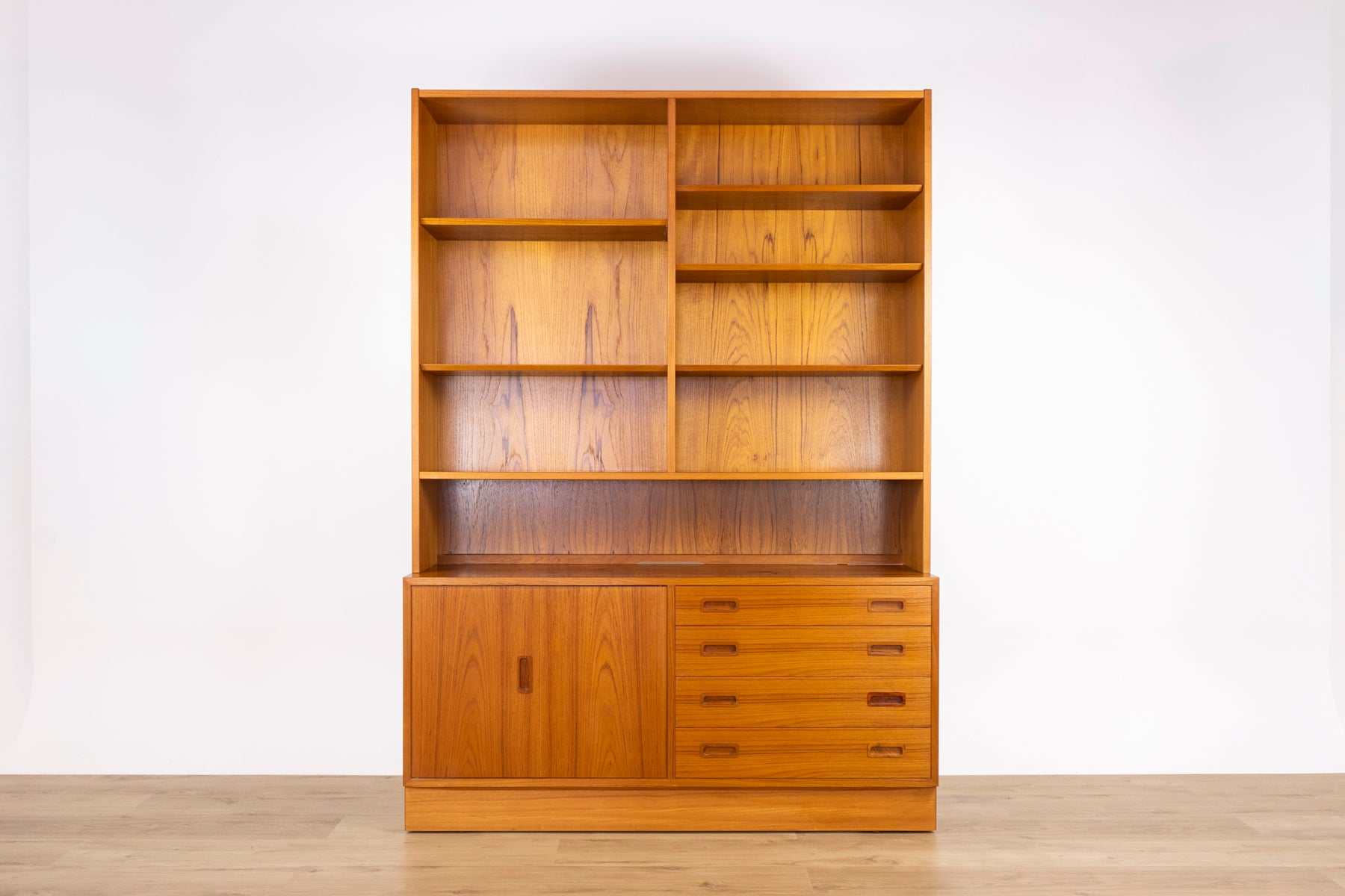 Danish Modern Teak Bookcase/Cabinet by Hundevad - (D1539)