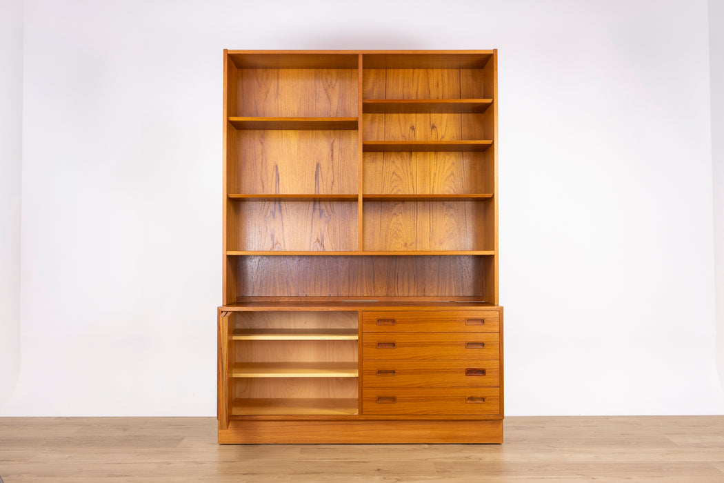 Danish Modern Teak Bookcase/Cabinet by Hundevad - (D1539)