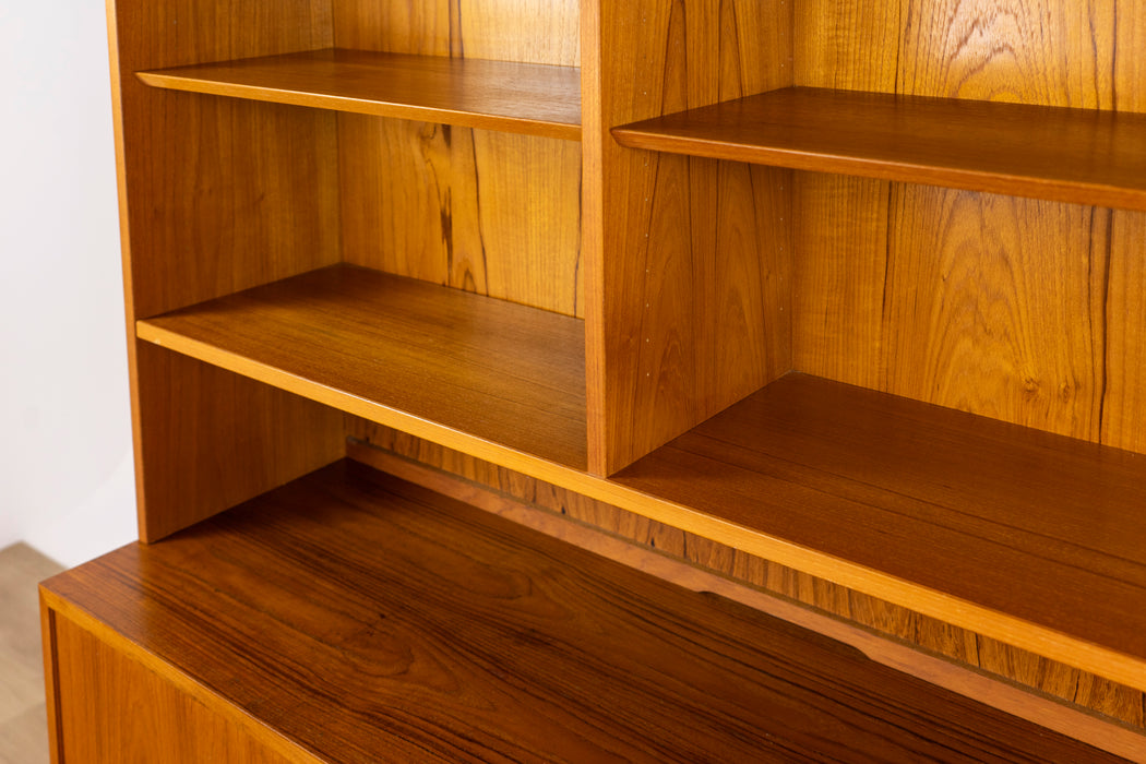 Danish Modern Teak Bookcase/Cabinet by Hundevad - (D1539)