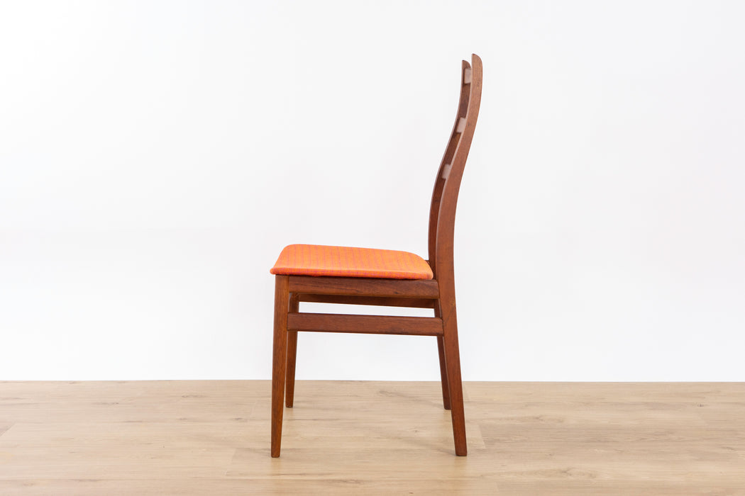 1 Mid-Century Modern Teak Dining Chair  - (D1515)