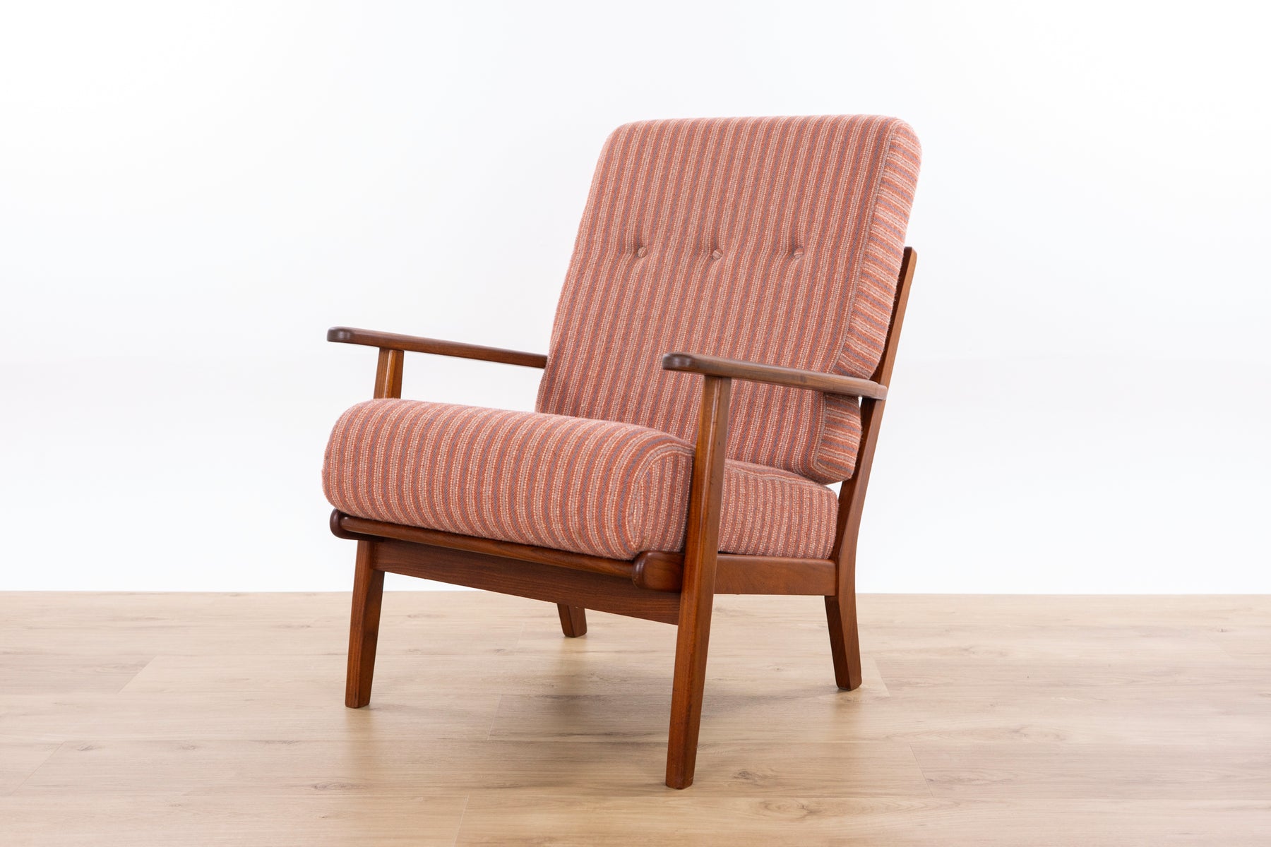 Danish Modern Teak Lounge Chair - (327-077)