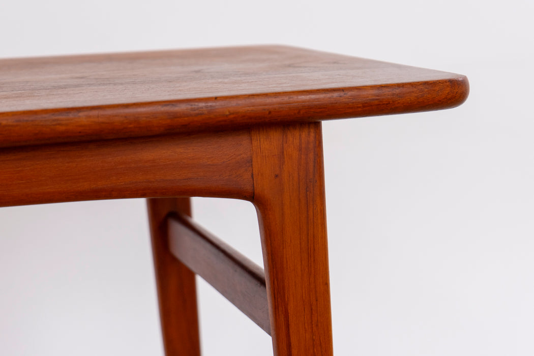 Mid-Century Modern Solid Teak Side Table - (D1557.2)