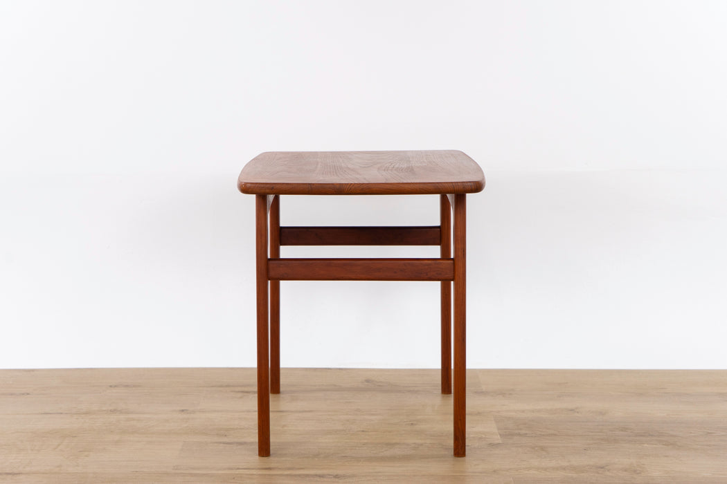 Mid-Century Modern Solid Teak Side Table - (D1557.2)