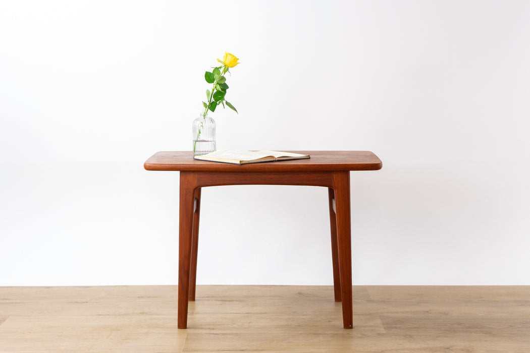 Mid-Century Modern Solid Teak Side Table - (D1557.2)