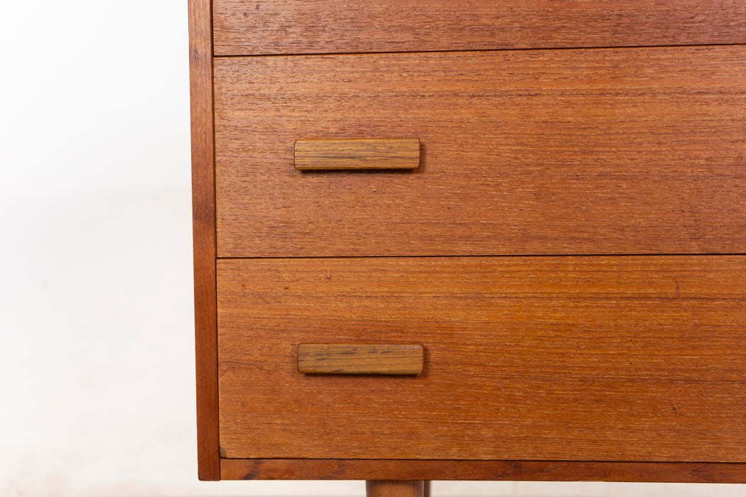 Teak Danish Dresser - (326-230)