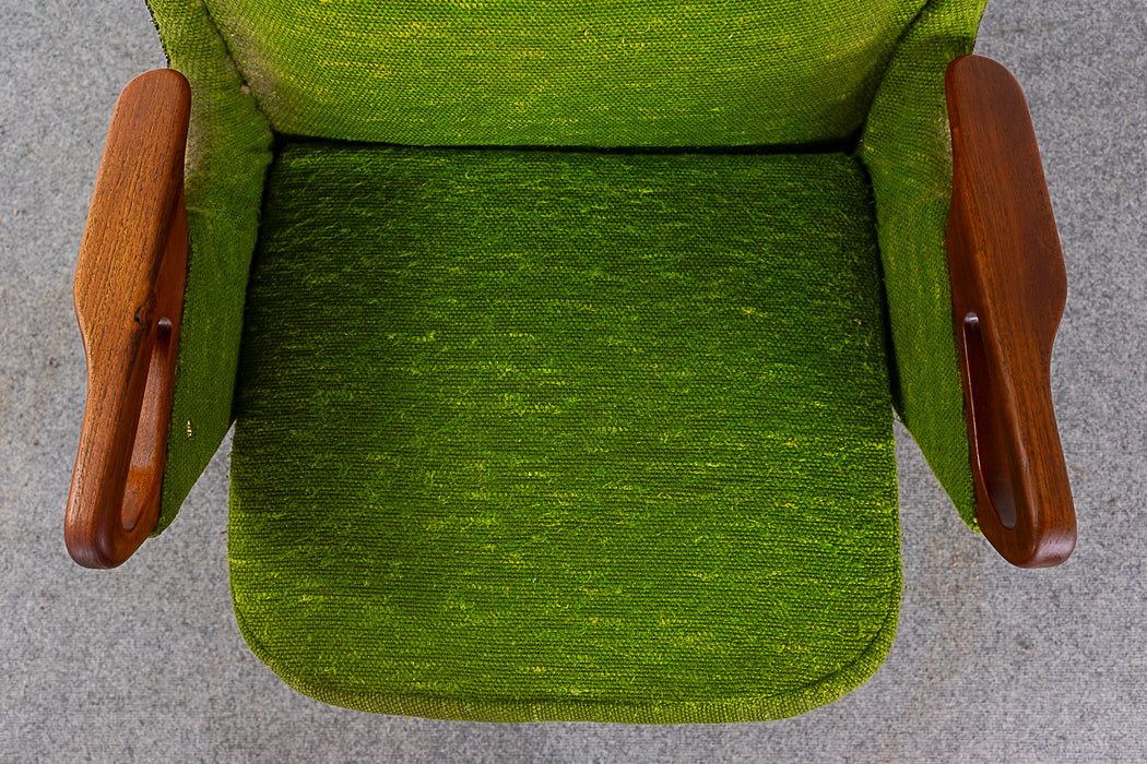 Teak Mid-Century Lounge Chair - (323-140)