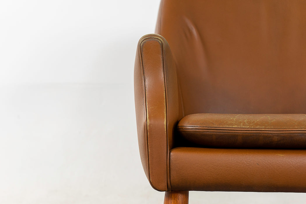 Mid-Century Leather & Teak Lounge Chair - (323-045.1)