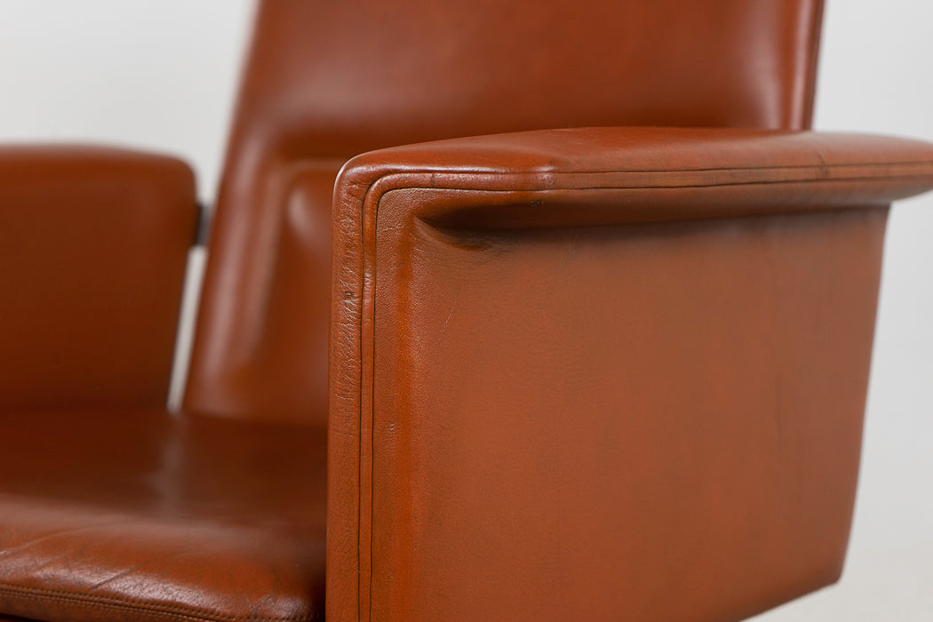 Danish Modern Leather Swivel Chair - (324-136)
