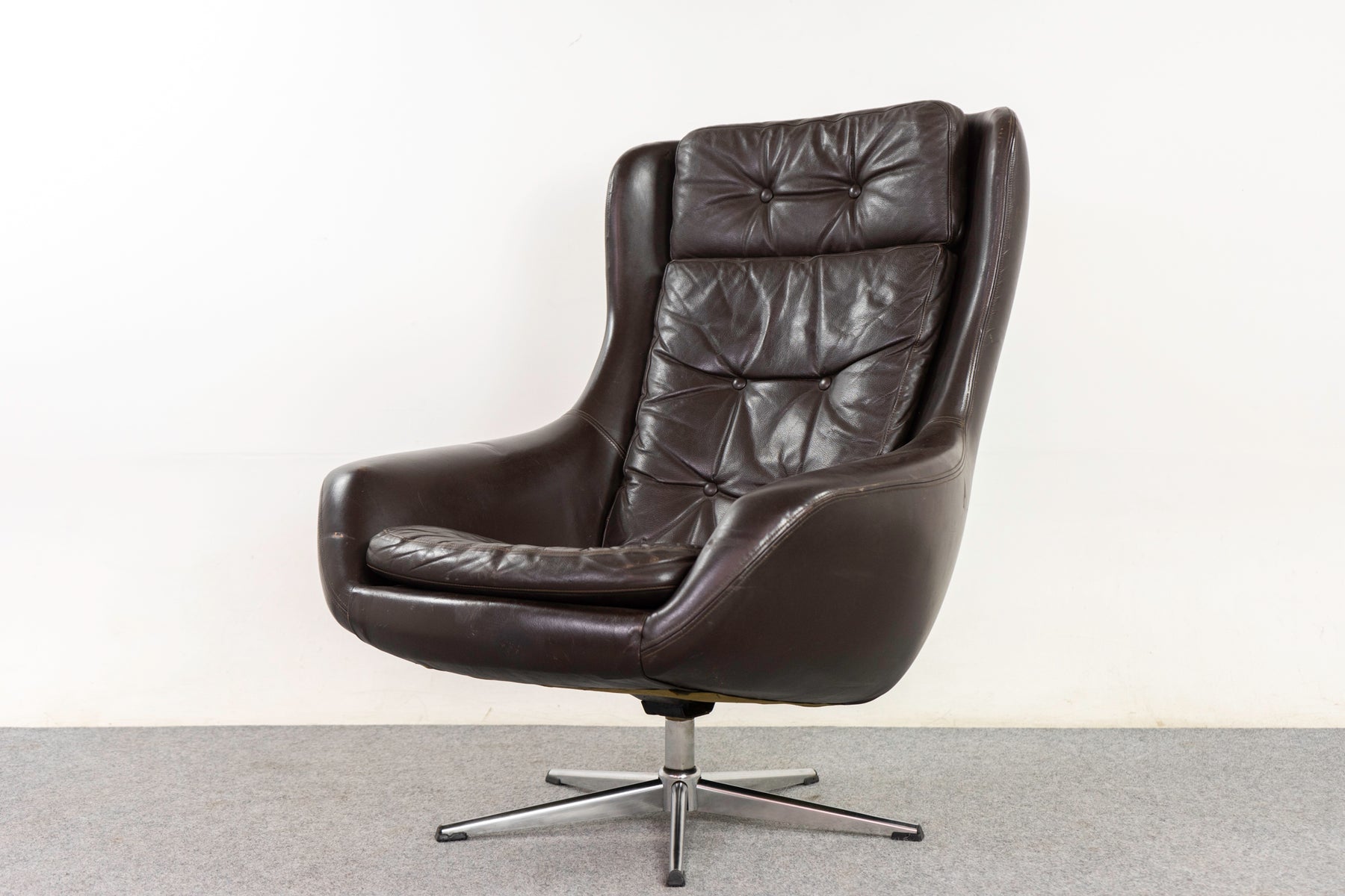 Leather Mid-Century Modern Swivel Chair - (325-007)