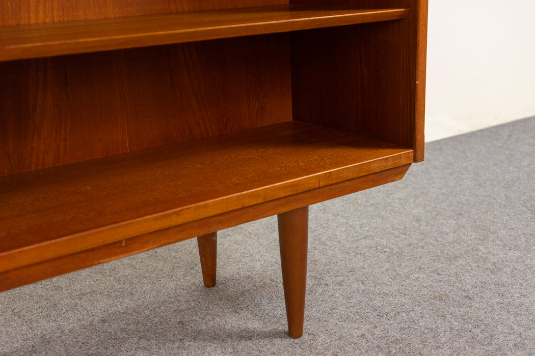 Teak Danish Bookcase by Hundevad - (326-247)