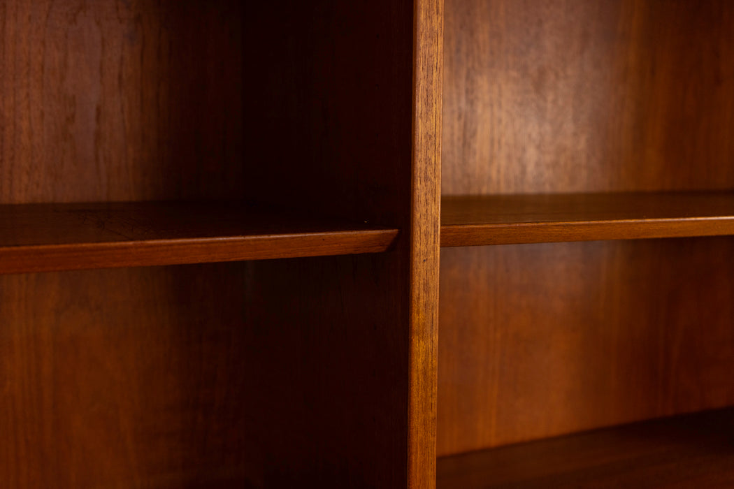 Teak Danish Bookcase by Hundevad - (326-247)
