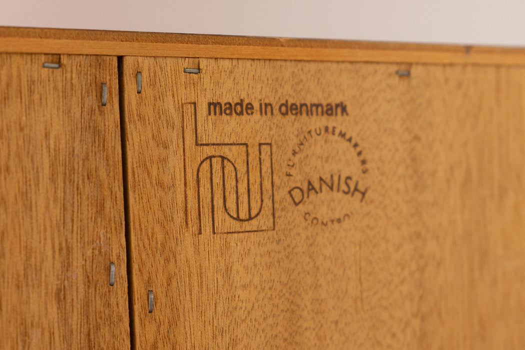 Teak Danish Bookcase by Hundevad - (326-247)