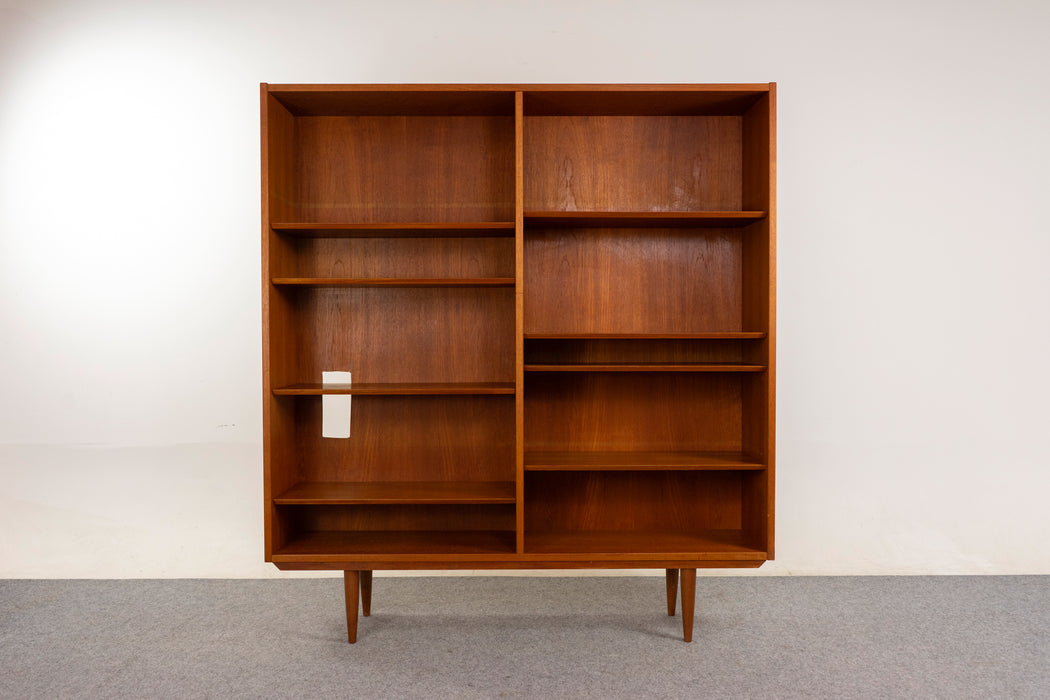 Teak Danish Bookcase by Hundevad - (326-247)