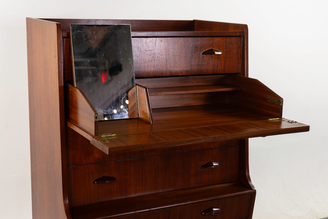 Teak Danish Dresser/Vanity - (325-195)