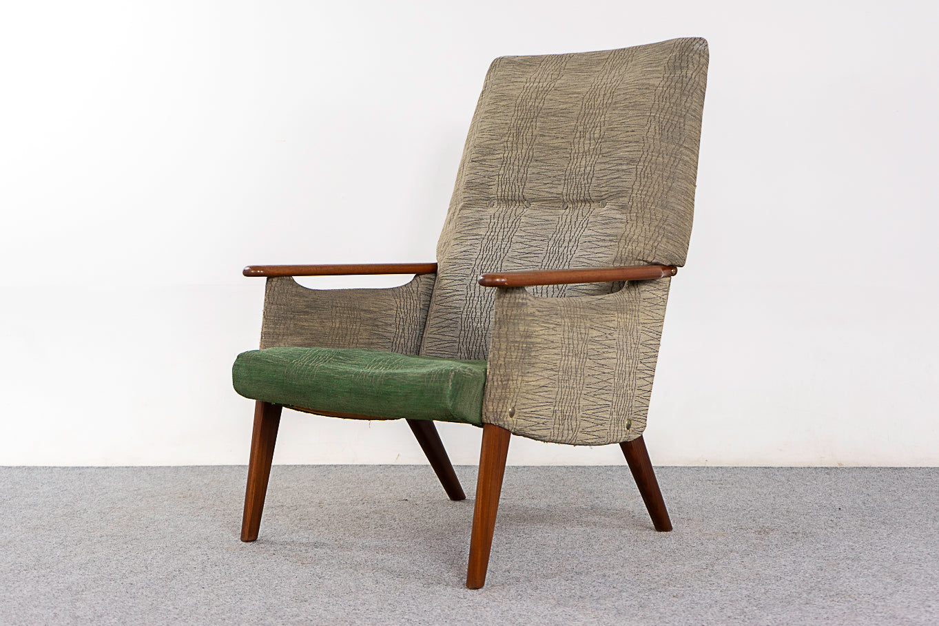 Teak Mid-Century Lounge Chair - (321-266.1)