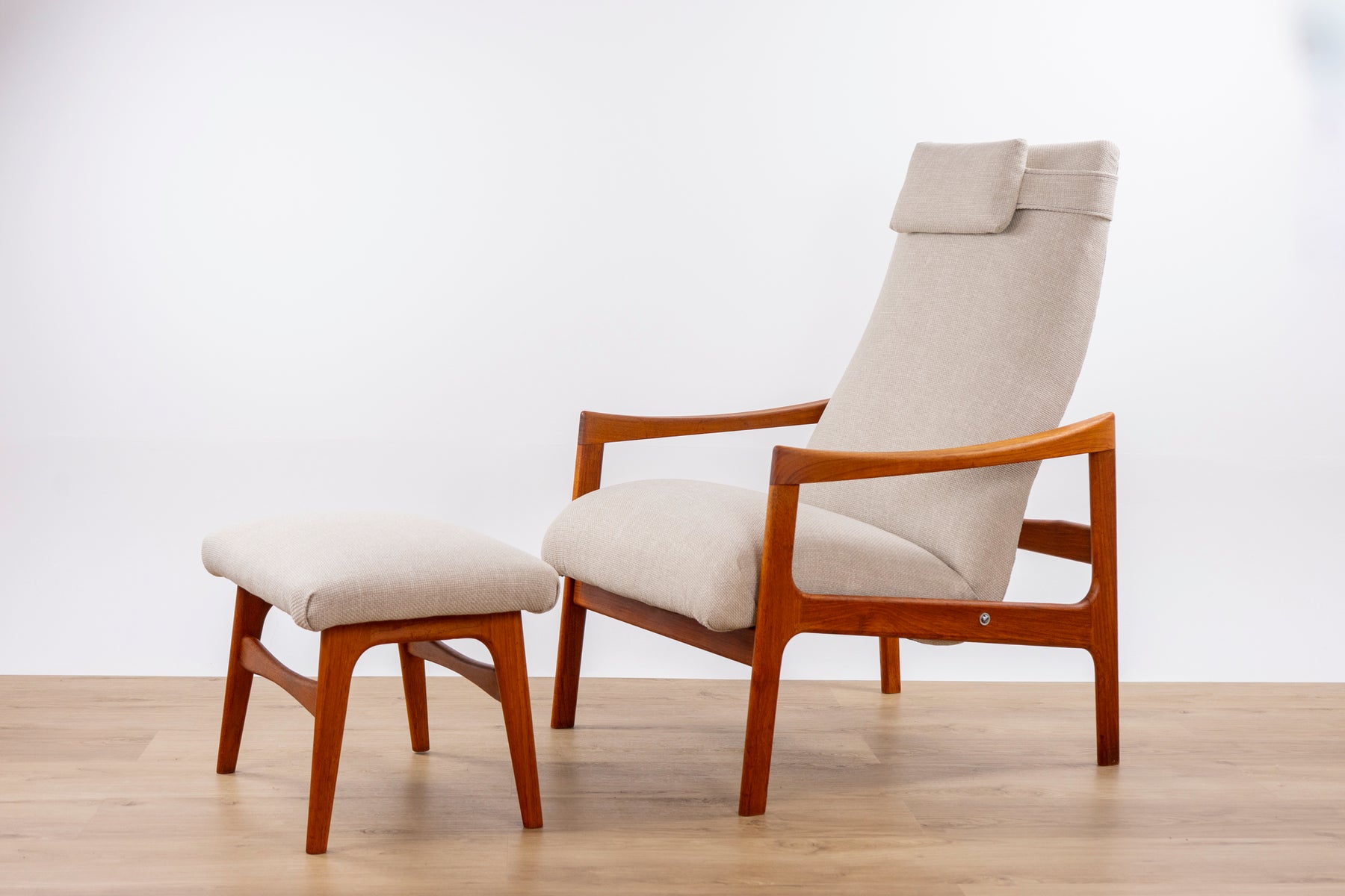 Danish Modern Teak Recliner Lounge Chair with Footstool - (D1556)