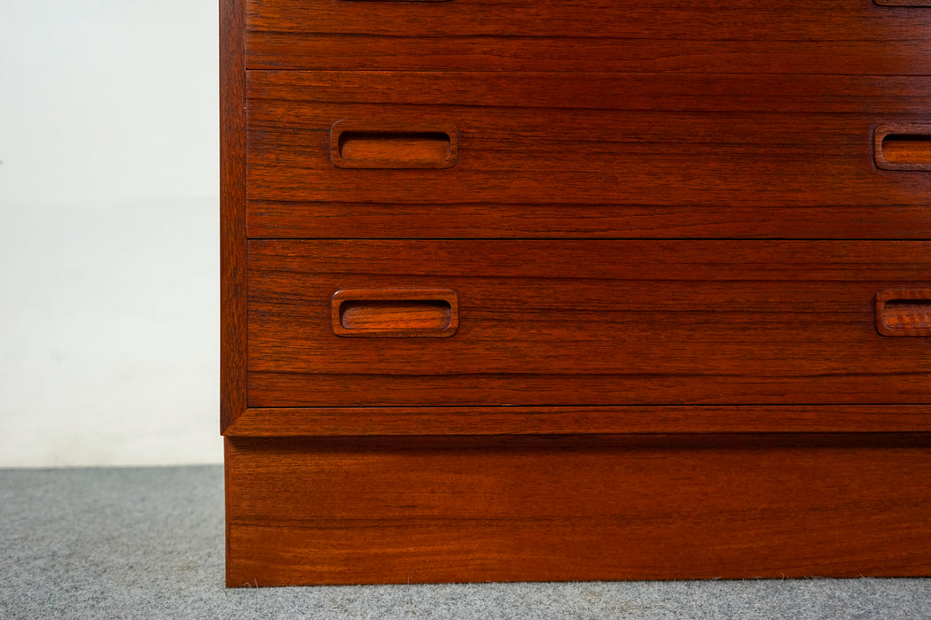 Teak Danish Cabinet by Hundevad - (D1265)