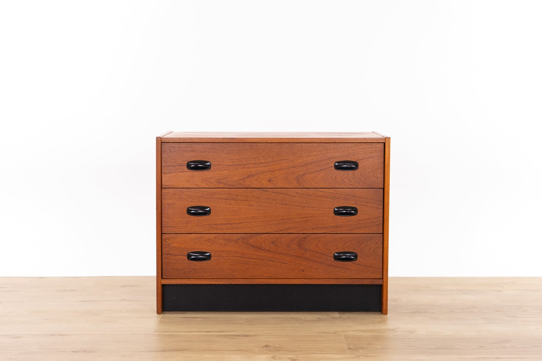 Mid-Century Teak Dresser - (D1551)