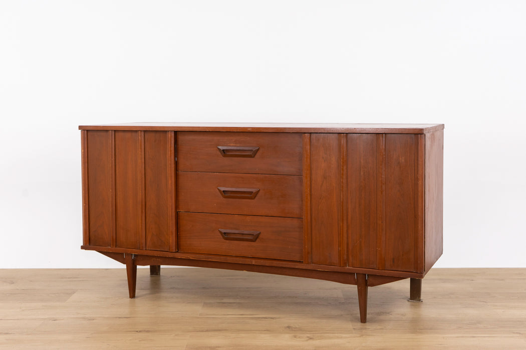 Mid-Century Modern Walnut Sideboard - (D1584)