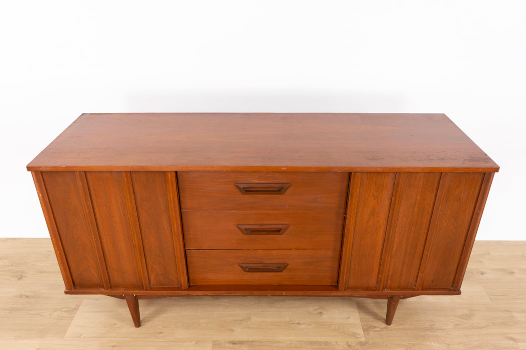 Mid-Century Modern Walnut Sideboard - (D1584)