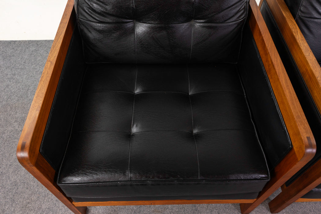 Oak & Vinyl Lounge Chair Pair - (D1291)