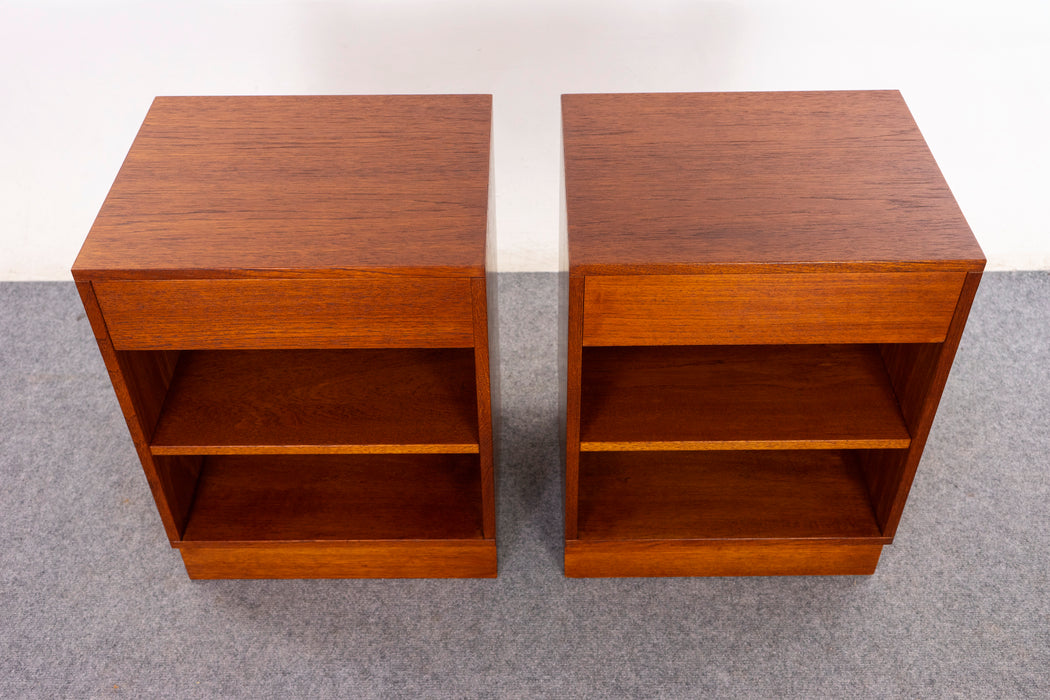 Teak Bedside Table Pair by Hundevad - (D1451)