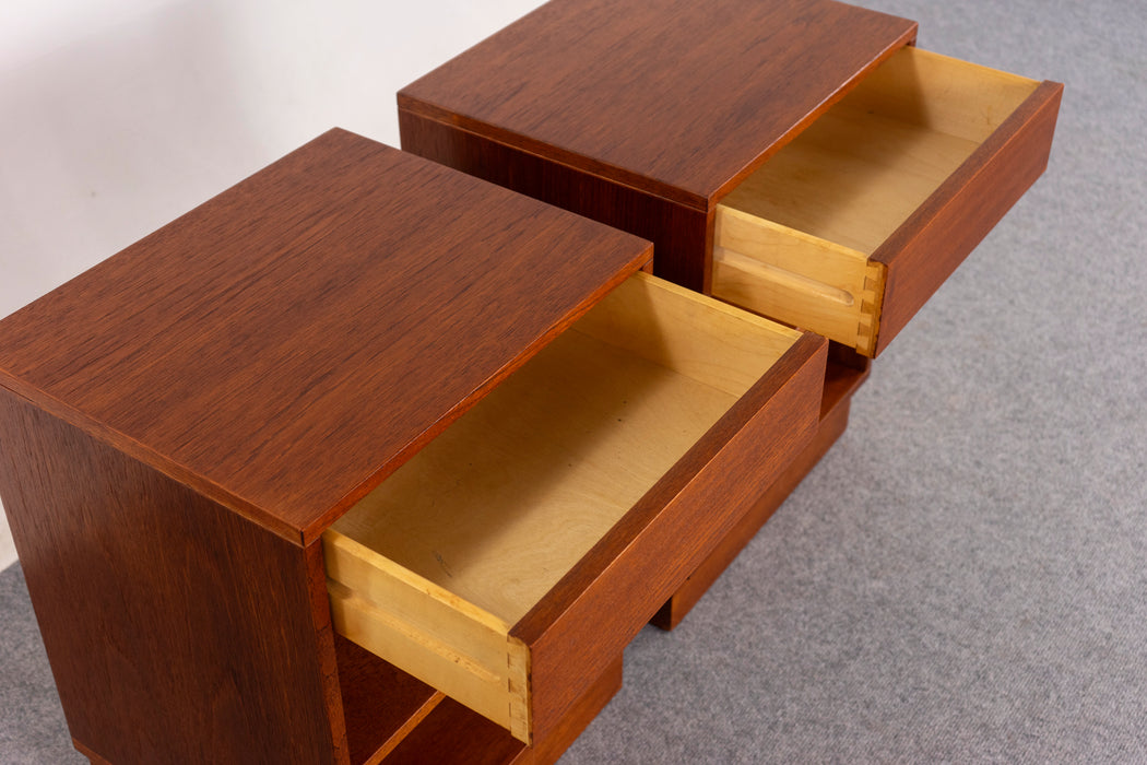 Teak Bedside Table Pair by Hundevad - (D1451)