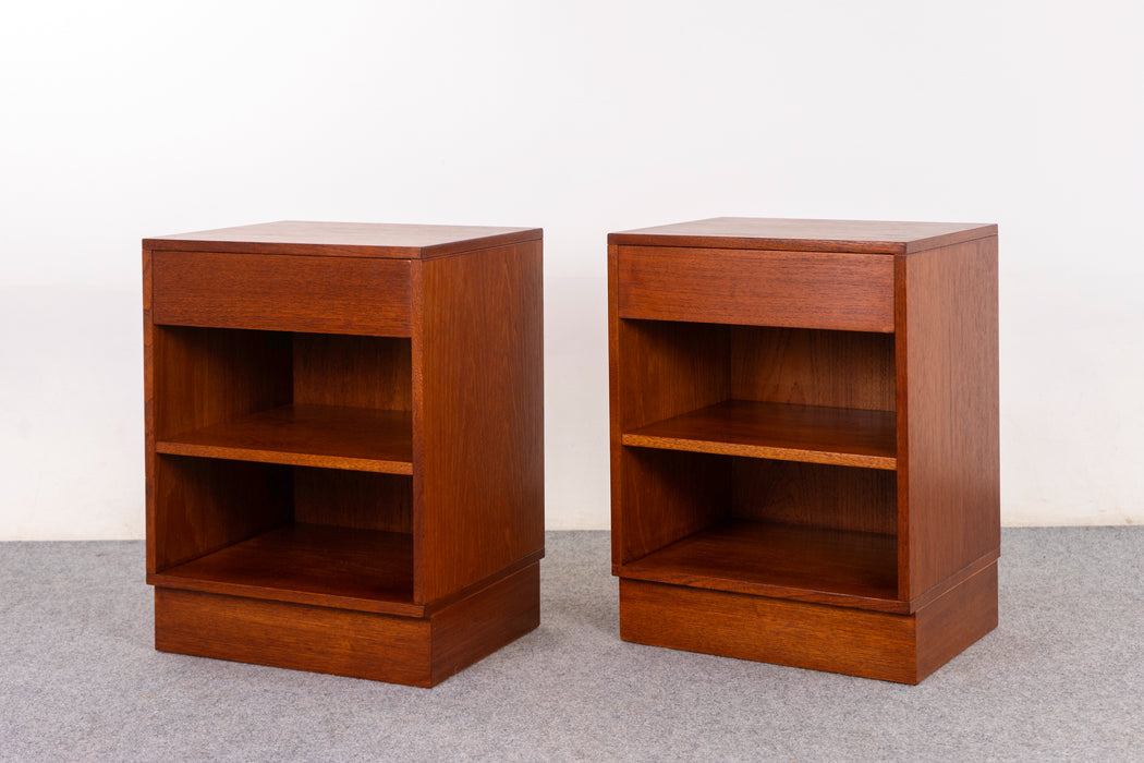 Teak Bedside Table Pair by Hundevad - (D1451)
