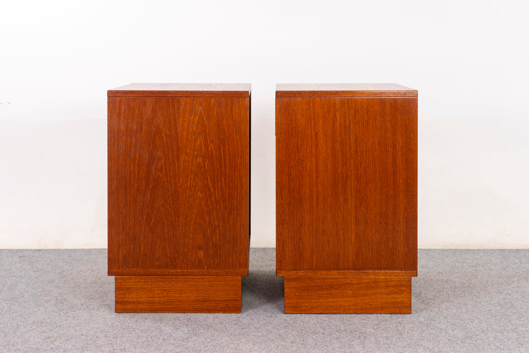 Teak Bedside Table Pair by Hundevad - (D1451)
