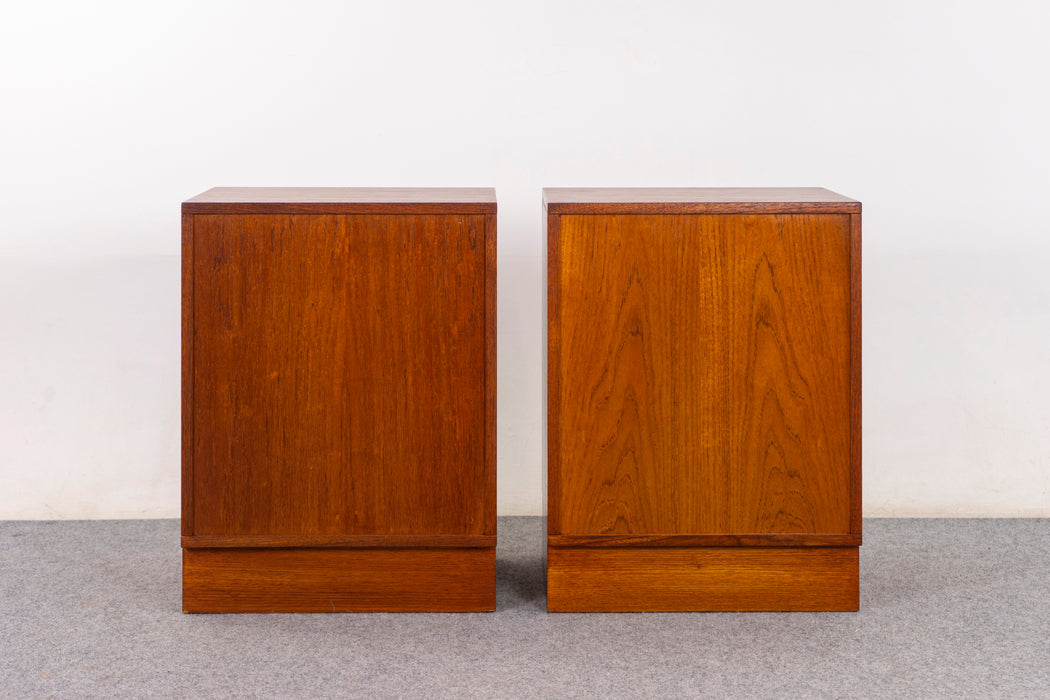 Teak Bedside Table Pair by Hundevad - (D1451)
