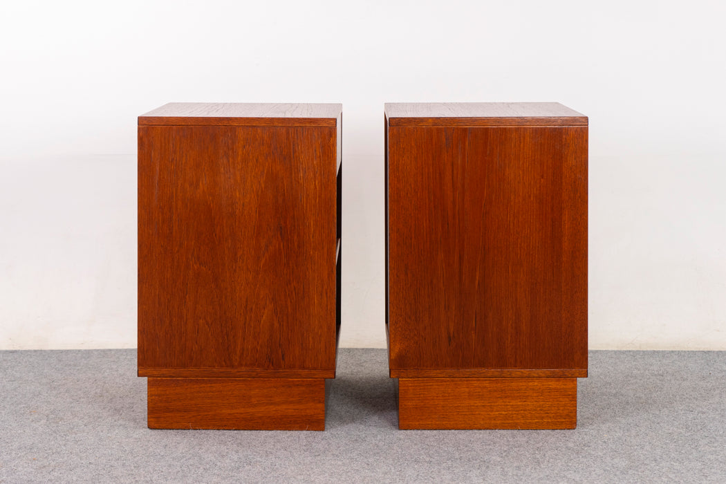 Teak Bedside Table Pair by Hundevad - (D1451)