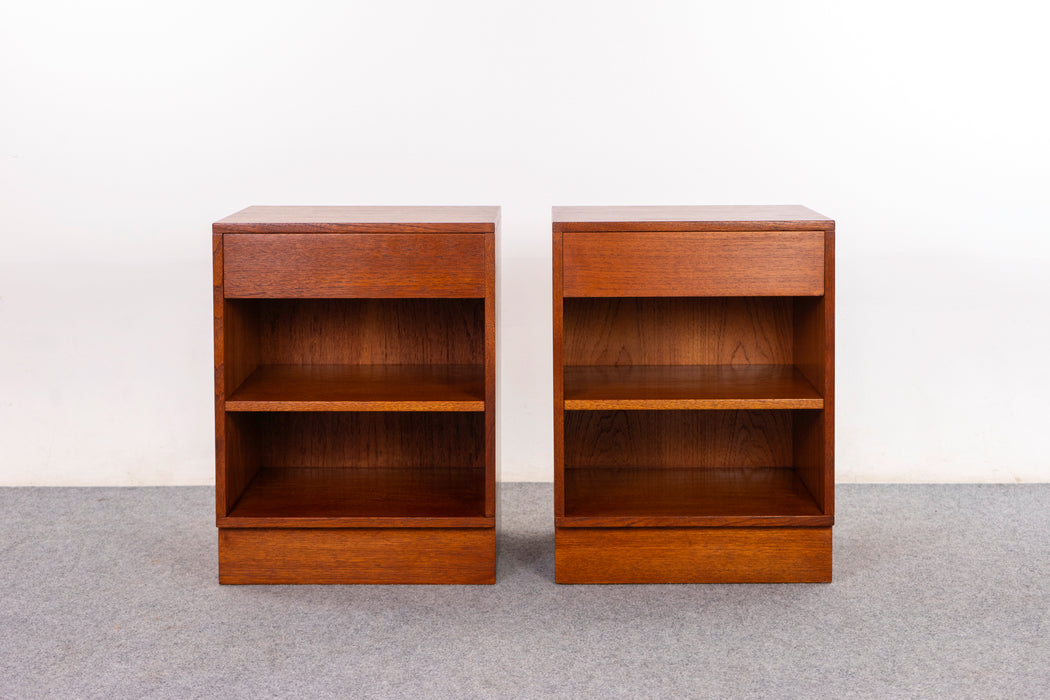 Teak Bedside Table Pair by Hundevad - (D1451)