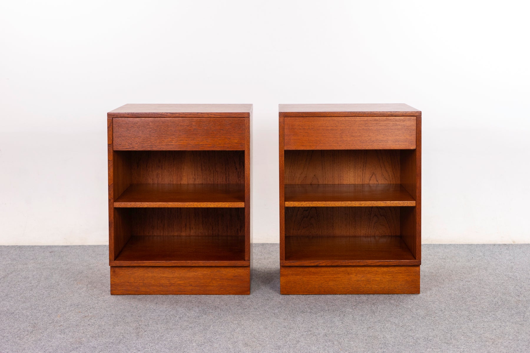 Teak Bedside Table Pair by Hundevad - (D1451)
