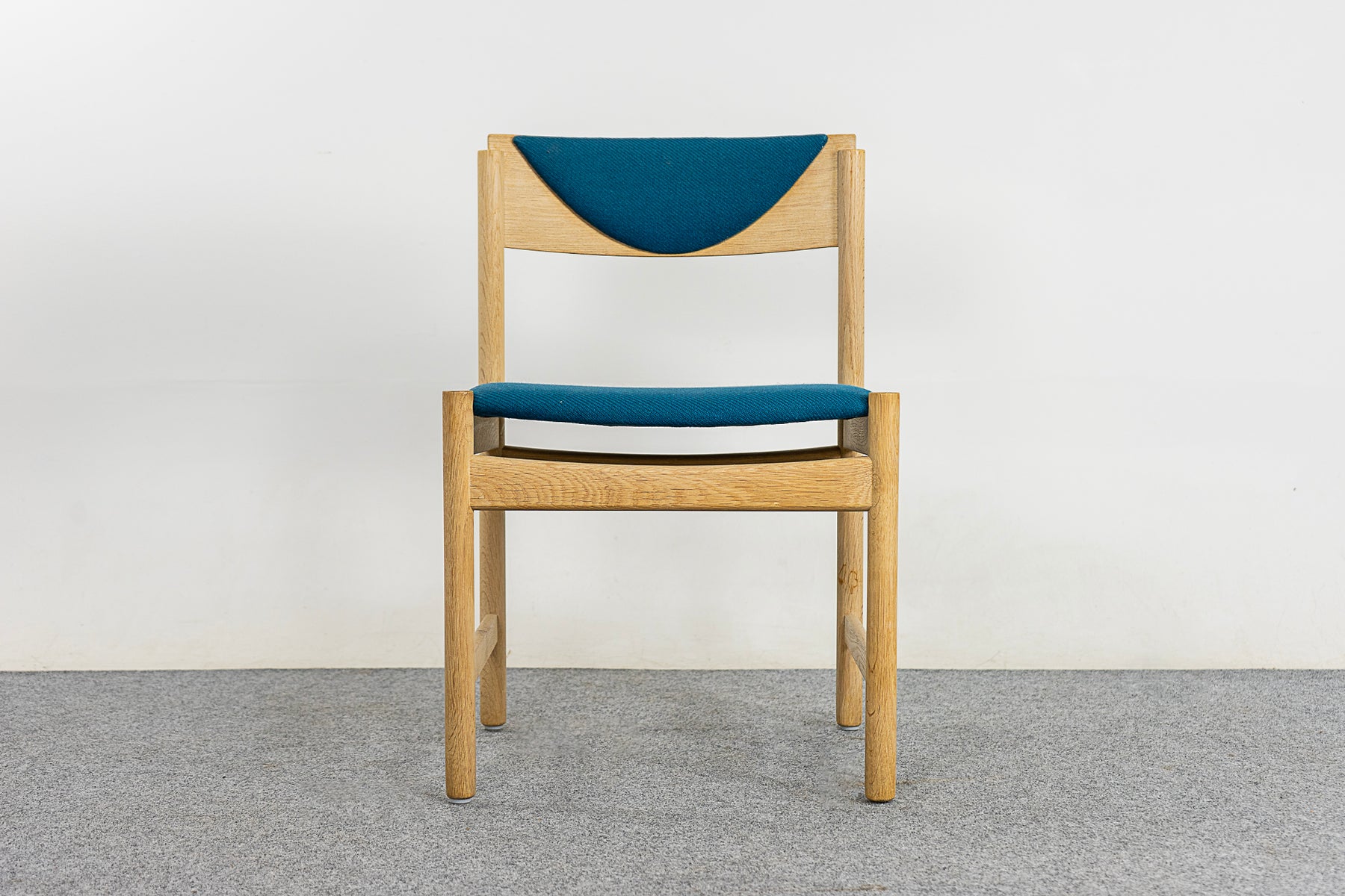 4 Danish Modern Oak Dining Chairs - (321-117)
