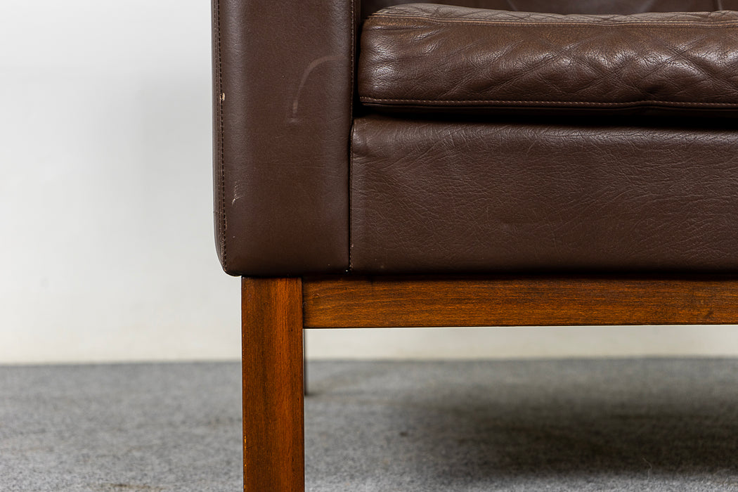 Danish Mid-Century Leather & Teak Lounge Chair - (322-222)