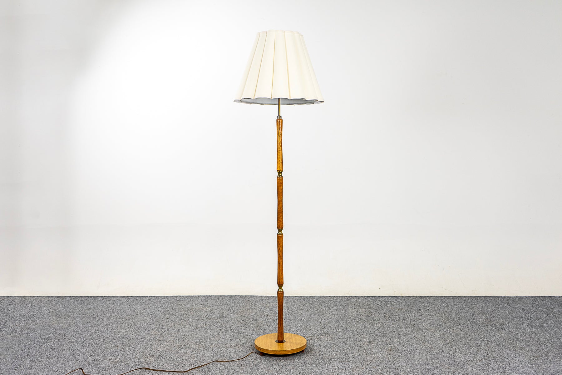 Danish Mid-Century Oak Floor Lamp - (321-345.14)